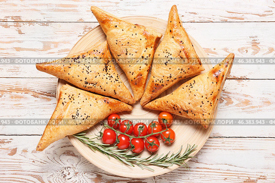 Plate with tasty Uzbek samsa on white wooden background. Стоковое фото, фотограф Pixel_shot / Фотобанк Лори