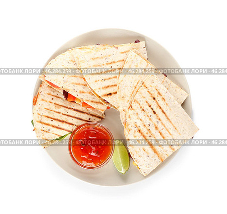 Plate with tasty vegetarian quesadillas and sauce on white background. Стоковое фото, фотограф Pixel_shot / Фотобанк Лори