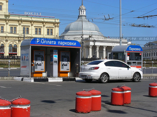 Платная парковка на Комсомольской площади. Красносельский район. Москва (2014 год). Редакционное фото, фотограф lana1501 / Фотобанк Лори