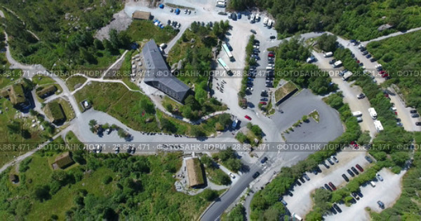 Платная стоянка для посетителей утеса Прекестулен (Preikestolen). Вид сверху на дороги и автомобили. Норвегия (2018 год). Стоковое видео, видеограф Кекяляйнен Андрей / Фотобанк Лори