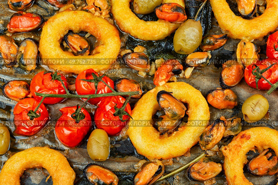 Platter of grilled squid rings with mussels and fresh herbs.. Seafood, calamari rings and mussels. Стоковое фото, агентство Ingram Publishing / Фотобанк Лори