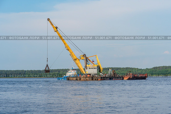 Плавкран №71 КПЛ-16-30 опускает ковш в воду на реке Кама. Редакционное фото, фотограф Ирина Старкова / Фотобанк Лори