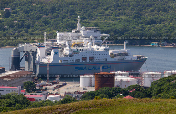 Плавучий космодром Морской Старт (Sea Launch) у причала в Славянке. Редакционное фото, фотограф Павел Сапрыкин / Фотобанк Лори