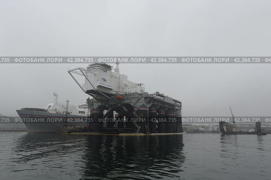 Плавучий космодром "Морской старт" у причала Славянского судоремонтного завода (2022 год). Редакционное фото, фотограф Free Wind / Фотобанк Лори