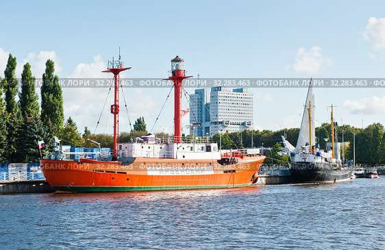 Плавучий маяк "Ирбенский". Город Калининград. Россия (2019 год). Редакционное фото, фотограф E. O. / Фотобанк Лори