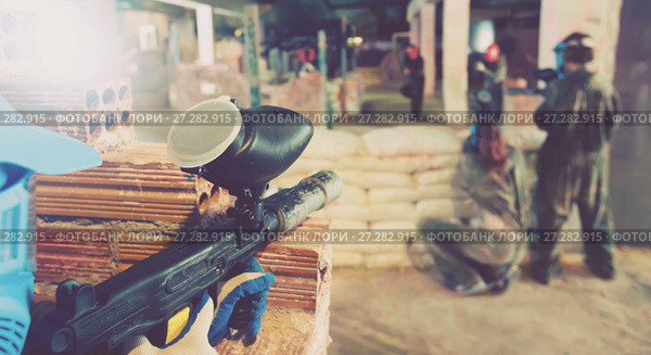 Players attack the in enemy behind barricades. Стоковое фото, фотограф Яков Филимонов / Фотобанк Лори
