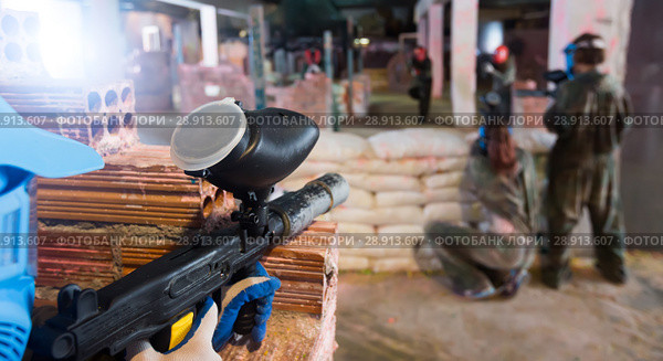 Players attack the in enemy behind barricades. Стоковое фото, фотограф Яков Филимонов / Фотобанк Лори