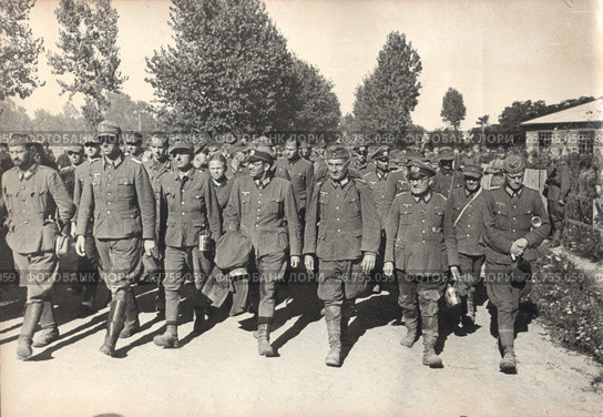 Пленных немцев ведут по улицам Киева. 16.08.1944. Стоковое фото, фотограф Retro / Фотобанк Лори