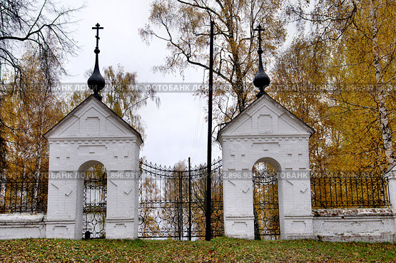 Плес. Вход на территорию Успенского собора на Соборной горе (2011 год). Стоковое фото, фотограф Илюхина Наталья / Фотобанк Лори