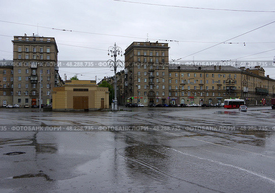 Площадь имени Григория Ивановича Носова в городе Магнитогорске в дождливую погоду. Челябинская область. Редакционное фото, фотограф Алексей Иванов / Фотобанк Лори