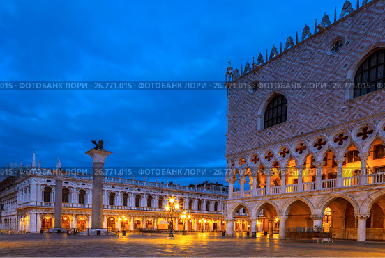 Площадь Сан-Марко (Piazza San Marco) с дворцом дожей (Palazzo Ducale) ночью, Венеция, Италия (2017 год). Стоковое фото, фотограф Наталья Волкова / Фотобанк Лори