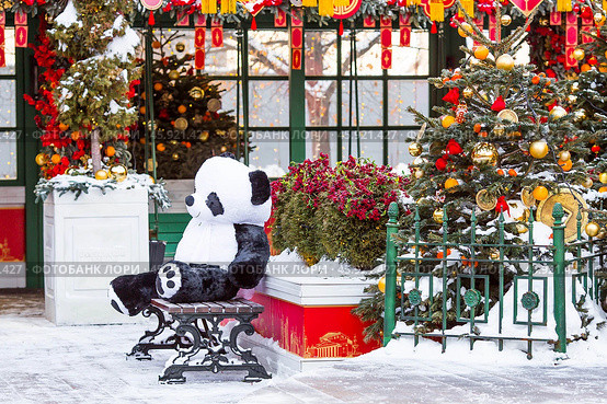 Plush stuffed pandas and Chinese red Christmas lanterns on Tverskaya Street in Moscow. Close-up. The first ever meeting of the Chinese New Year 2024 in Moscow. Стоковое фото, фотограф Photojuli / Фотобанк Лори