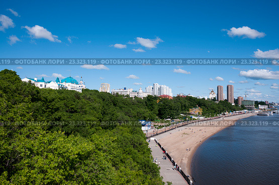 Пляж на берегу реки Амур города Хабаровска (2016 год). Редакционное фото, фотограф Катерина Белякина / Фотобанк Лори
