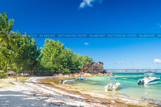 Пляж около черепашьей фермы на острове Курьёз, Сейшелы. Стоковое фото, фотограф Александр Салук / Фотобанк Лори