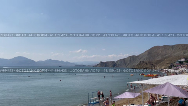 Пляж Провато. Крым, Орджоникидзе. Вид на Джан-Куторан, мыс Хамелеон и на Карадаг (2023 год). Редакционное видео, видеограф Щеголева Ольга / Фотобанк Лори