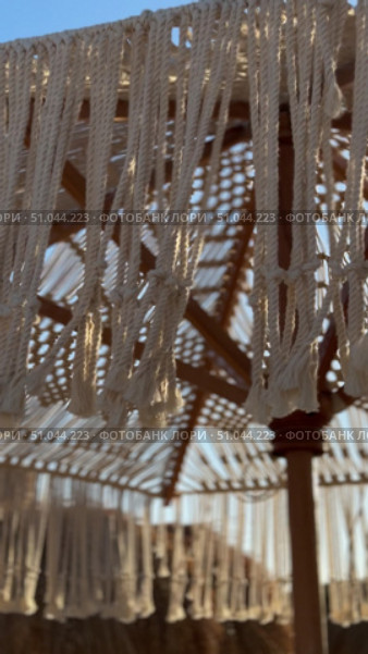 Пляж с соломенными зонтами и шезлонгами Beach relaxation area with straw umbrellas and sun loungers on sandy shore near the water Empty beach with straw umbrellas and sun loungers in Egypt coastal area during daytime. Стоковое видео, видеограф Zita Khasanova / Фотобанк Лори