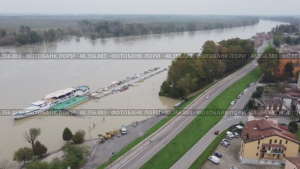 Po river flooding at Boretto, Italiy. High quality 4k footage. Стоковое видео, видеограф Jose Leonardo Marino Coronado / Фотобанк Лори