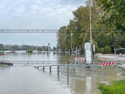 Po river flooding at Boretto, Italiy. High quality 4k footage. Стоковое фото, фотограф Jose Leonardo Marino Coronado / Фотобанк Лори
