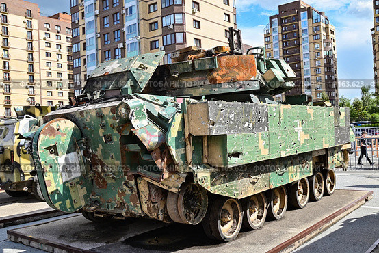 Побитая американская БМП W2A2 «BRADLEY». Гусеничная бронированная машина армии США. Передвижная выставка трофейной техники НАТО "Сила v правде- гордость и победа" (2024 год). Редакционное фото, фотограф Александр Тараканов / Фотобанк Лори