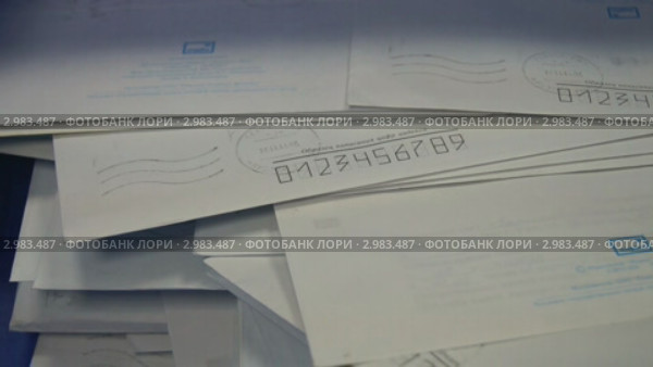 Почта. Сортировка писем, конвертов. Работа почтового отделения. (2011 год). Редакционное видео, видеограф Mikhail Erguine / Фотобанк Лори