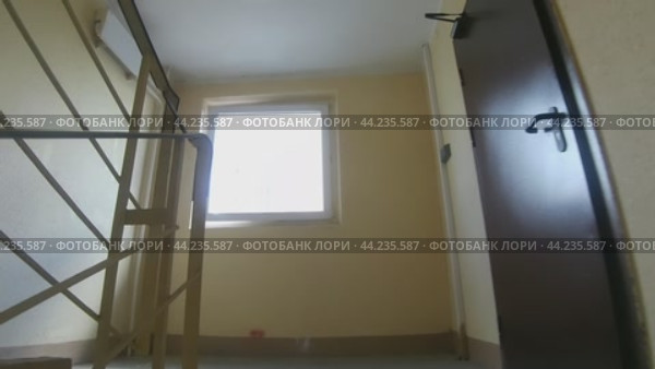 Подъём по лестнице на 4-й этаж. Стоковое видео, видеограф Валерий Иванович Клейменов / Фотобанк Лори