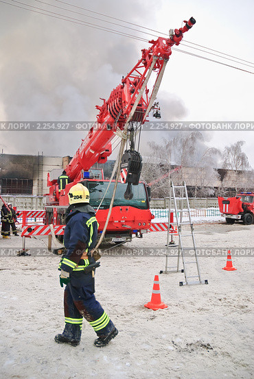 Подъем стрелы пожарного крана "Liebherr" (2010 год). Редакционное фото, фотограф Алёшина Оксана / Фотобанк Лори