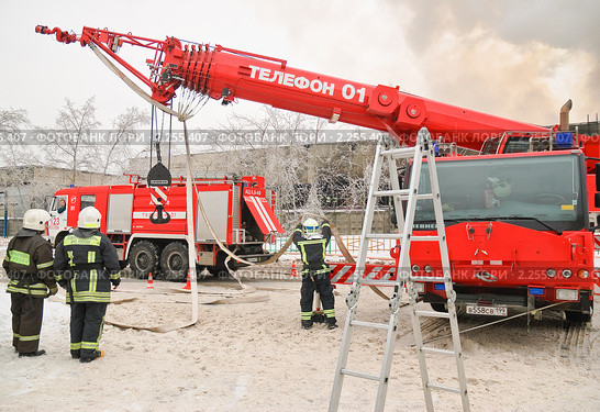 Подъем стрелы пожарного крана "Liebherr" (2010 год). Редакционное фото, фотограф Алёшина Оксана / Фотобанк Лори