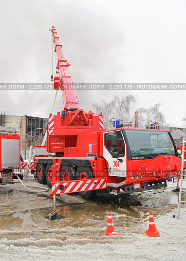 Подъем стрелы пожарного крана "Liebherr" (2010 год). Редакционное фото, фотограф Алёшина Оксана / Фотобанк Лори