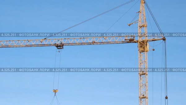 Подъемный кран в работе. Стоковое видео, видеограф Mikhail Erguine / Фотобанк Лори
