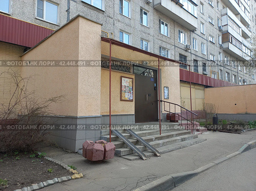 Подъезд. Девятиэтажный панельный жилой дом серии 1-515/9м, построен в 1969 году. 11-я Парковая ул., 9/35 (Нижняя Первомайская ул., 35/9). Район Восточное Измайлово. Город Москва (2023 год). Редакционное фото, фотограф lana1501 / Фотобанк Лори