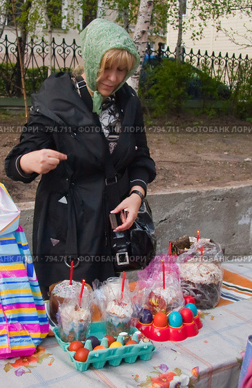 Подготовка к освящению куличей в  Хамовниках (2008 год). Редакционное фото, фотограф Виктор Тараканов / Фотобанк Лори