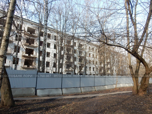 Подготовленная под снос хрущевка. Пятиэтажный пятиподъездный панельный жилой дом серии I-515/5м, построен в 1965 году. Щёлковское шоссе, 92, корпус 3. Район Северное Измайлово. Город Москва (2020 год). Стоковое фото, фотограф lana1501 / Фотобанк Лори