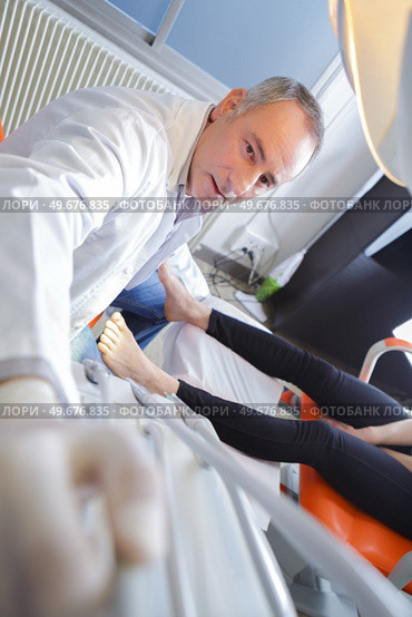 podiatrist cleaning womans feet. Стоковое фото, агентство Ingram Publishing / Фотобанк Лори