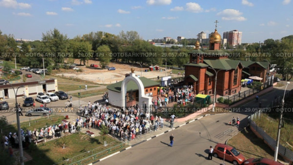 Подольск, Московская область, Россия, 7 сентября 2018 года. Очередь верующих в Кирилло-Мефодиевский храм привезли мощи святителя Спиридона Тримифунтского. Редакционное видео, видеограф Яна Королёва / Фотобанк Лори