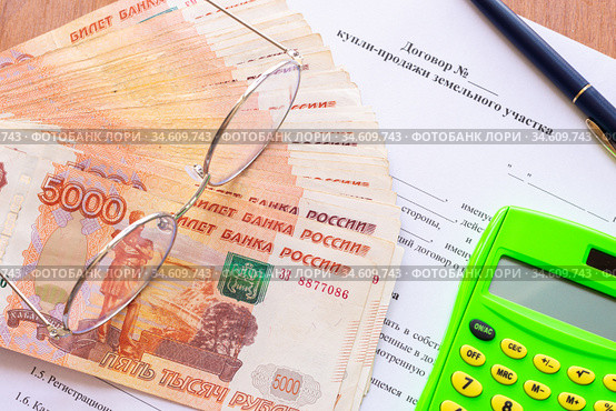 Подписание договора купли продажи земельного участка и оплата. Стоковое фото, фотограф Иванов Алексей / Фотобанк Лори