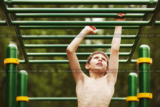 Подросток занимается спортом на спортивной площадке. Стоковое фото, фотограф Дмитрий Киселёв / Фотобанк Лори