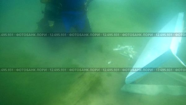 Подводный художник Юрий Адексеев рисует картину под водой в озере Байкал (2014 год). Редакционное видео, видеограф Некрасов Андрей / Фотобанк Лори