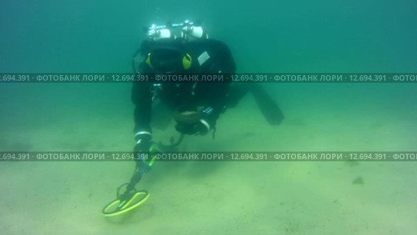Подводный поиск с металлодетектором нашел горшочек со старинными монетами, озеро Байкал (2014 год). Редакционное видео, видеограф Некрасов Андрей / Фотобанк Лори