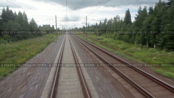 Поезд едет по железной дороге, вид с головы состава поезда. Стоковое видео, видеограф Кекяляйнен Андрей / Фотобанк Лори