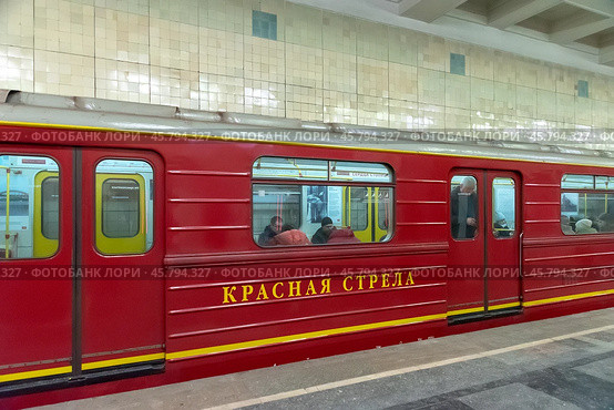 Поезд «Красная стрела» у платформы станции «Сокольники» Сокольнической линии Московского метрополитена. Город Москва. Редакционное фото, фотограф Румянцева Наталия / Фотобанк Лори