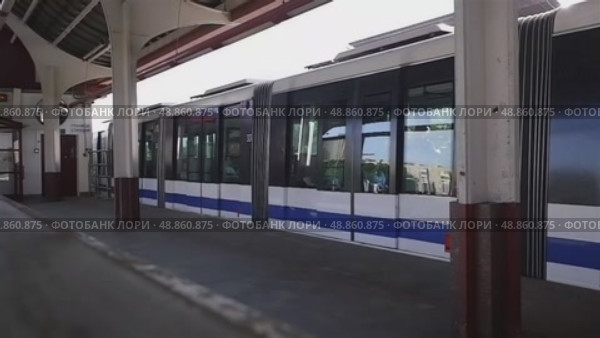 Поезд Московского монорельса отправляется со станции Улица Сергея Эйзенштейна в Москве, ВДНХ. Солнечный летний день. Редакционное видео, видеограф Александр Кузнецов / Фотобанк Лори