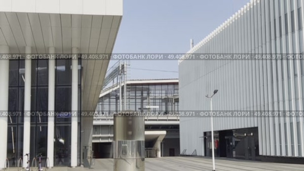Поезд МЦК движется по центру города, на заднем плане видно большое здание. Россия. Москва. 07.06.2025. Стоковое видео, видеограф Ярославский Максим / Фотобанк Лори