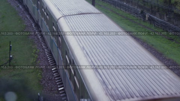 Поезд, вид сверху (2024 год). Стоковое видео, видеограф Семён Прудий / Фотобанк Лори