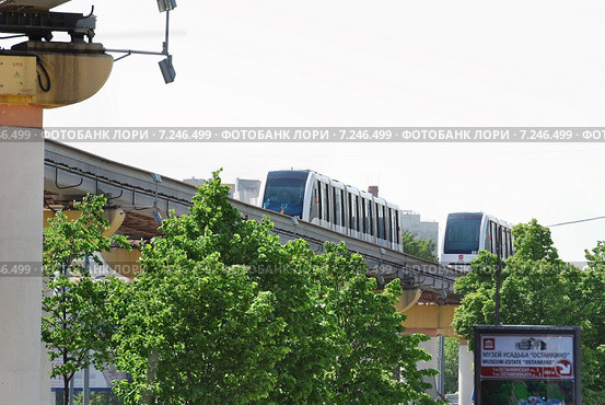 Поезда монорельсовой дороги в Останкино (2012 год). Редакционное фото, фотограф Алёшина Оксана / Фотобанк Лори