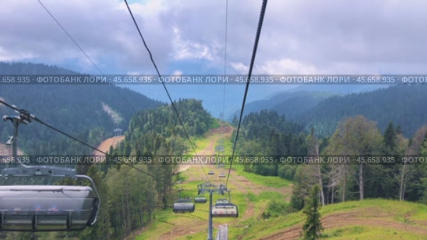 Поездка на фуникулере по живописным горам Сочи летом. Scenic funicular ride through the picturesque mountains of Sochi, Russia during the summer (2020 год). Стоковое видео, видеограф Людмила Лесовая / Фотобанк Лори