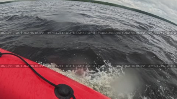 Поездка на резиновой лодке, брызги. Стоковое видео, видеограф Семён Прудий / Фотобанк Лори