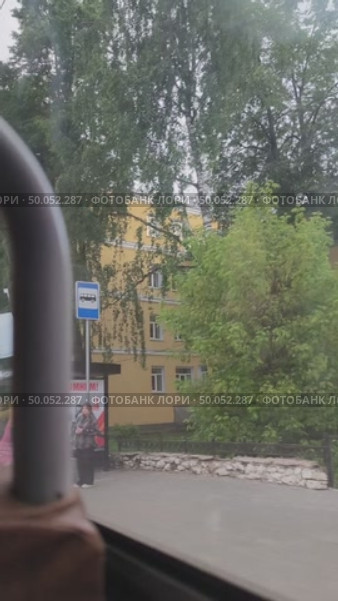 Поездка на старом автобусе паз-3205 со старыми кожаными сиденьями вдоль города Кирова, проезжаем сельхозакадемию на здании которой висит плакат посвященные дню победы. Редакционное видео, видеограф Светлана Русских / Фотобанк Лори