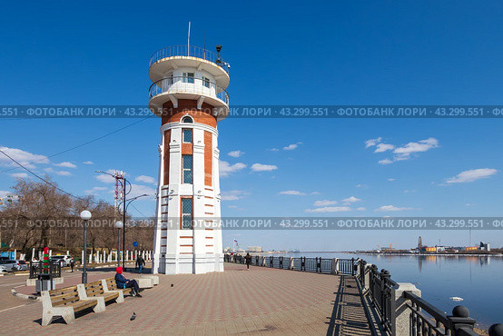 Пограничная вышка на набережной реки Амур, город Благовещенск, Амурская область, Дальний Восток России. Люди отдыхают на благоустроенной набережной в приграничном российском городе. Вдали, на противоположном берегу реки, виден китайский город Хэйхэ. Граница России и Китая. (2023 год). Редакционное фото, фотограф Андрей Степанов / Фотобанк Лори