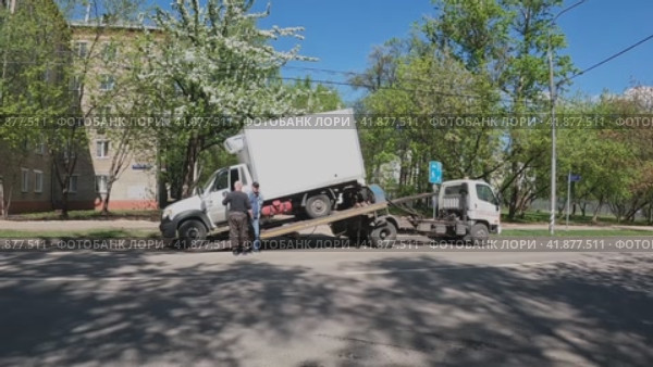 Погрузка сломанной машины на эвакуатор. Ускоренно (2023 год). Редакционное видео, видеограф Галина / Фотобанк Лори