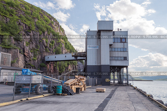 Погрузочный терминал морского порта в Киркенесе (2013 год). Редакционное фото, фотограф Алексей Шматков / Фотобанк Лори